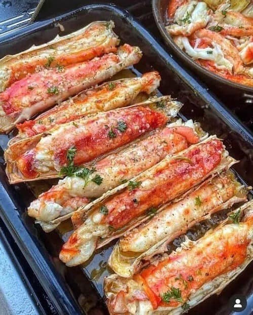 Baked Crab Legs in Butter Sauce