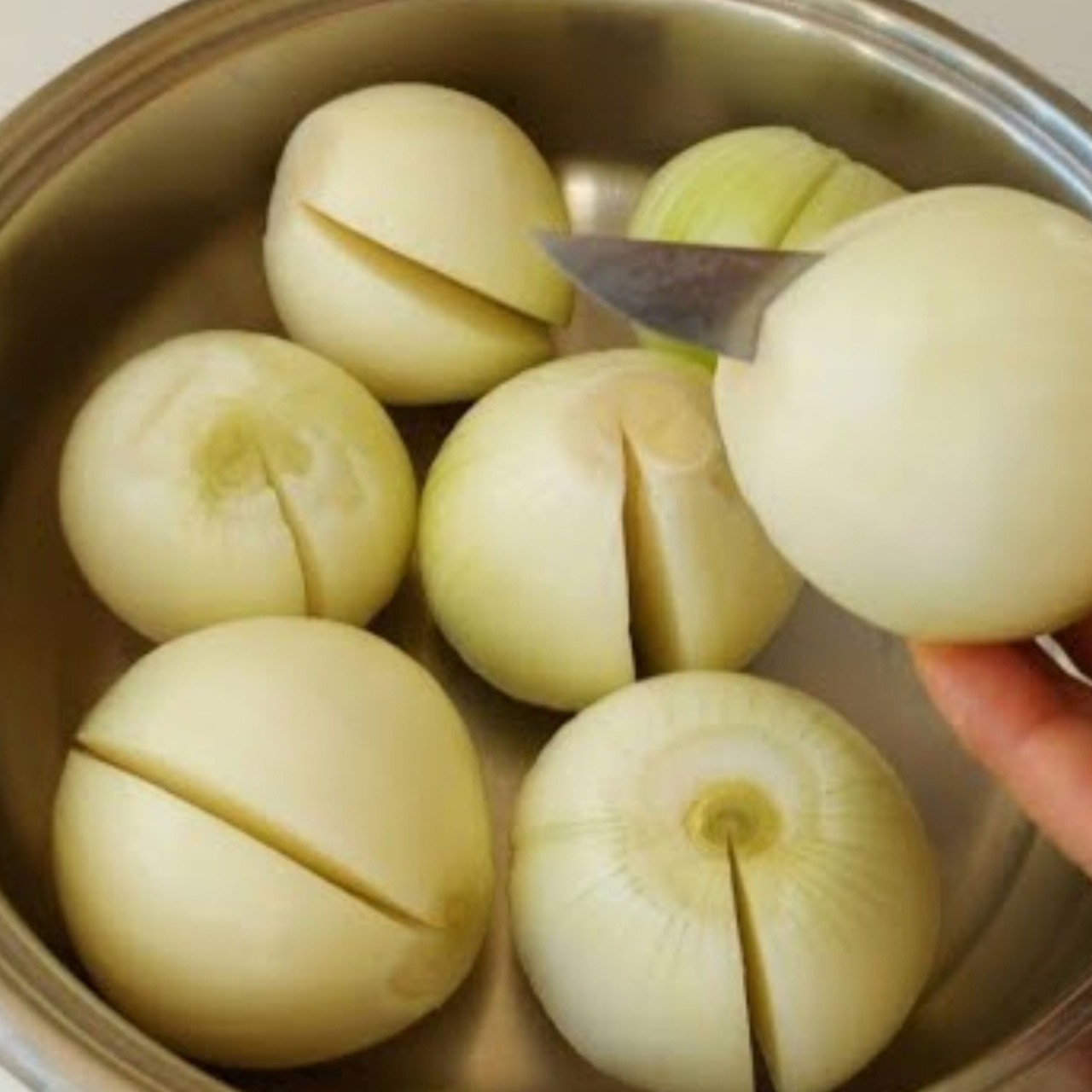 Find out the tasty surprise: Ready-to-use boiled onions.