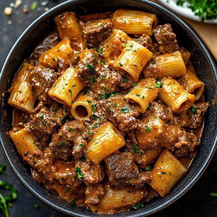 Luxurious Beef Pasta in a Creamy Garlic Sauce