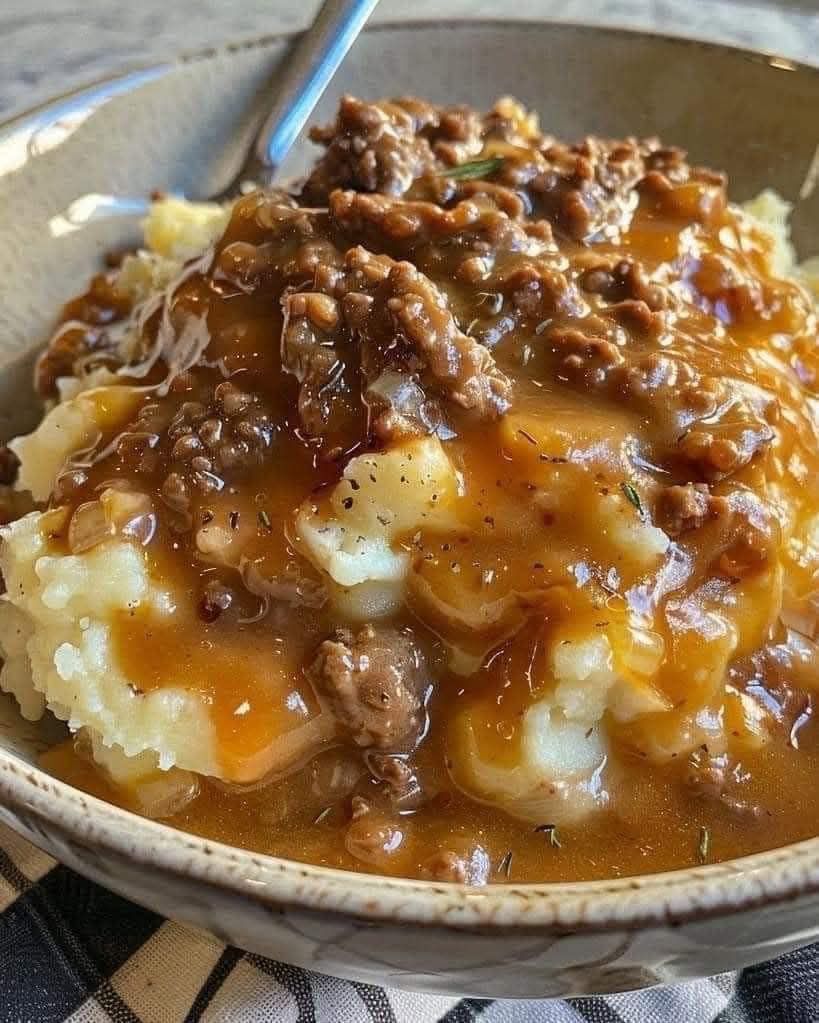 Ground Beef and Gravy Over Mashed Potatoes