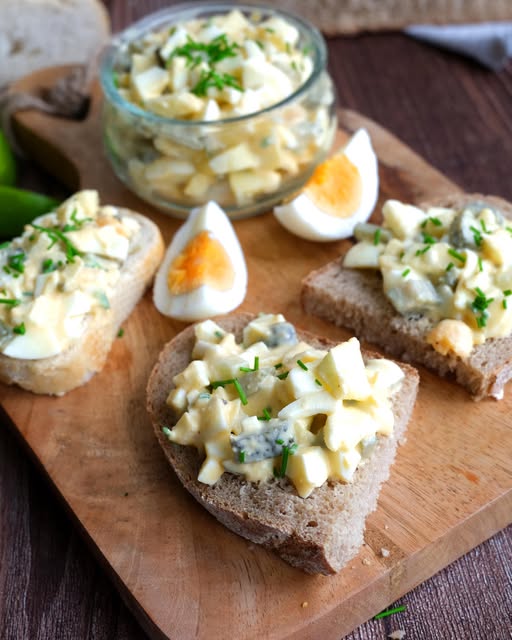 Frischer deutscher Eiersalat mit Gurken und Apfel – Ein klassisches Rezept