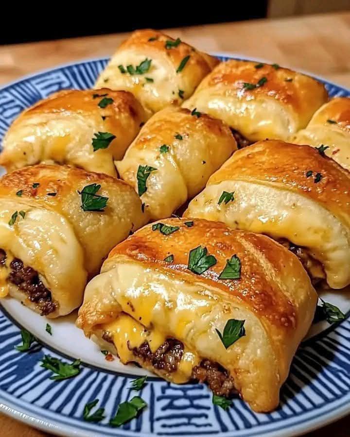 GARLIC BUTTER CHEESEBURGER ROLLUPS