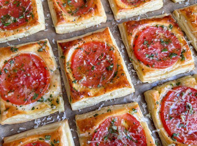 Puff pastry with tomatoes