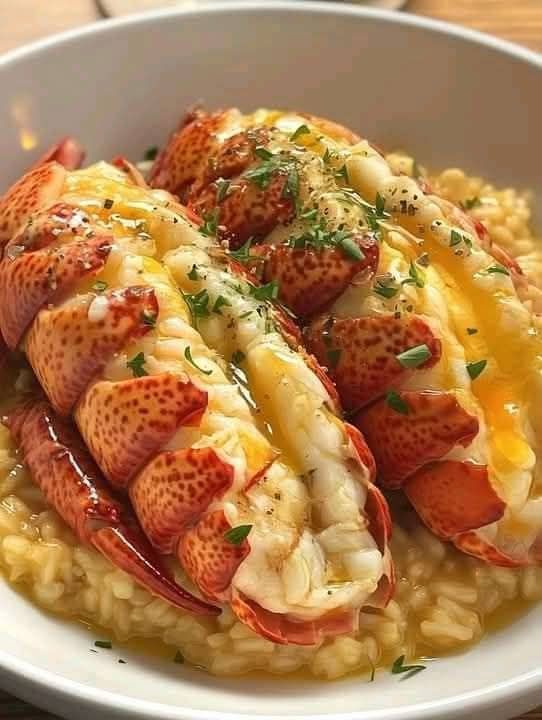 WOULD YOU EAT THIS GARLIC BUTTER LOBSTER AND SCALLOPS