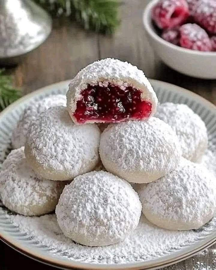 Biscuits aux amandes fourrés à la framboise