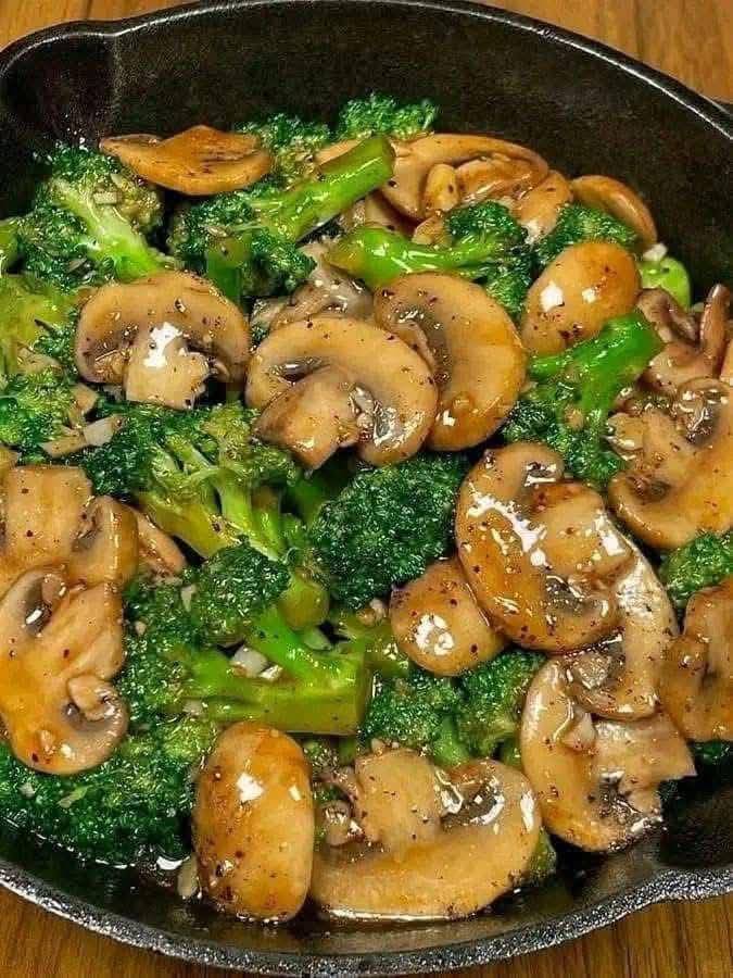 GARLIC MUSHROOMS AND BROCCOLI